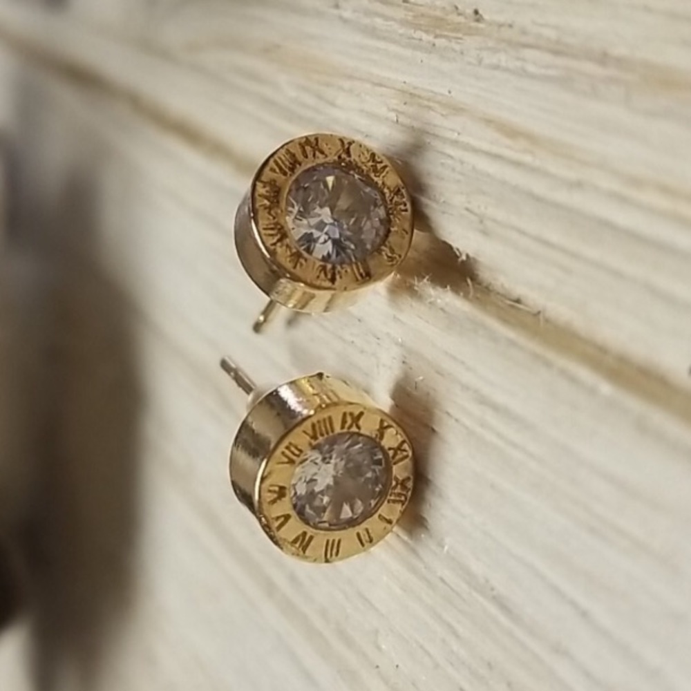 🔥Pl2🔥Roman Studsw/White Sapphire& Roman Numerals - Picture 6 of 7